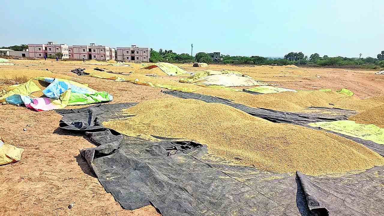 పీఏసీఎస్‌, రైస్‌ మిల్లర్‌ పంచాయితీ రైతన్నలకు ఇబ్బంది