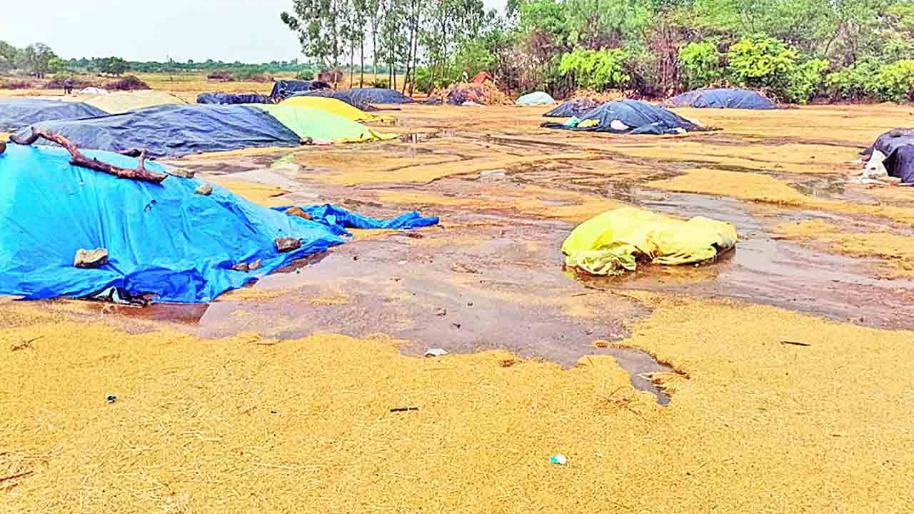 అకాల వర్షం.. ఆగమాగం