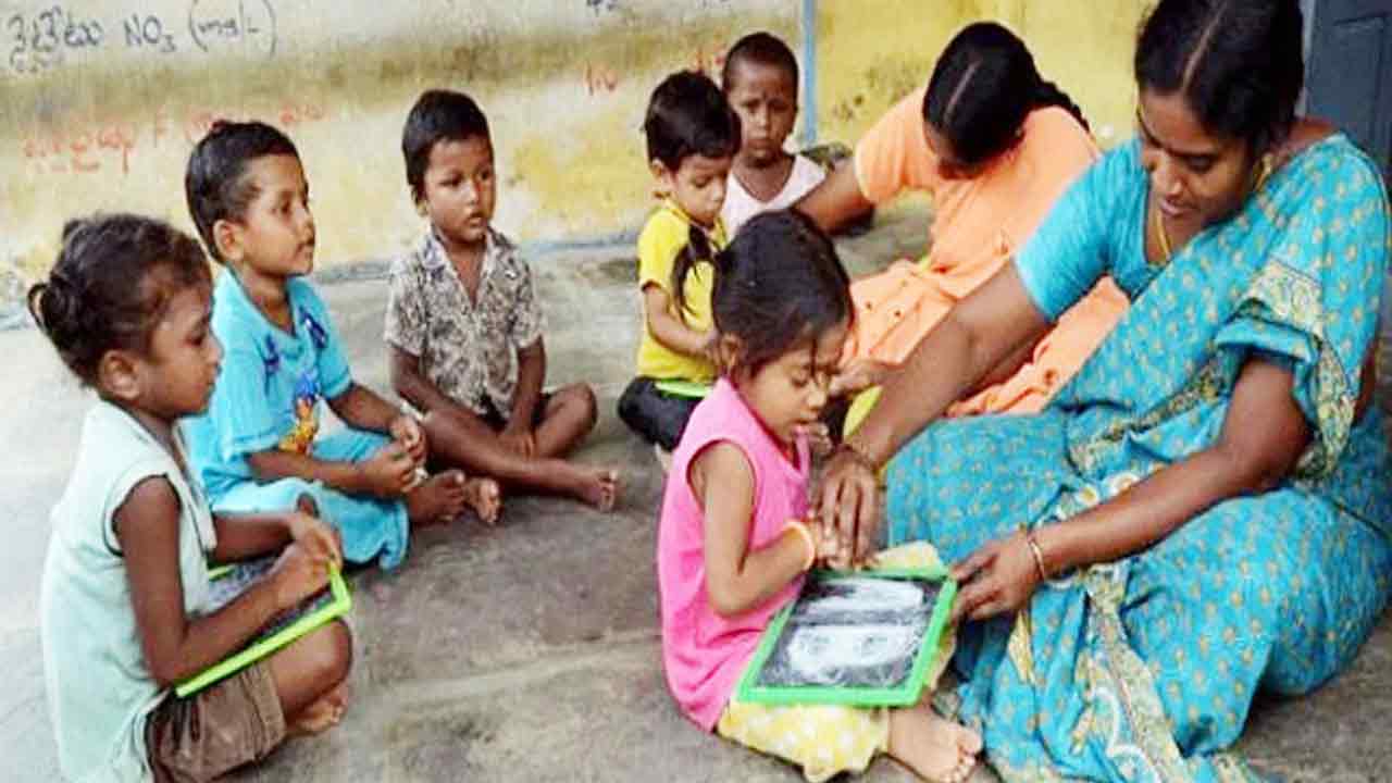 8 మంది అంగన్‌వాడీ టీచర్లు, ఆయాల తొలగింపు