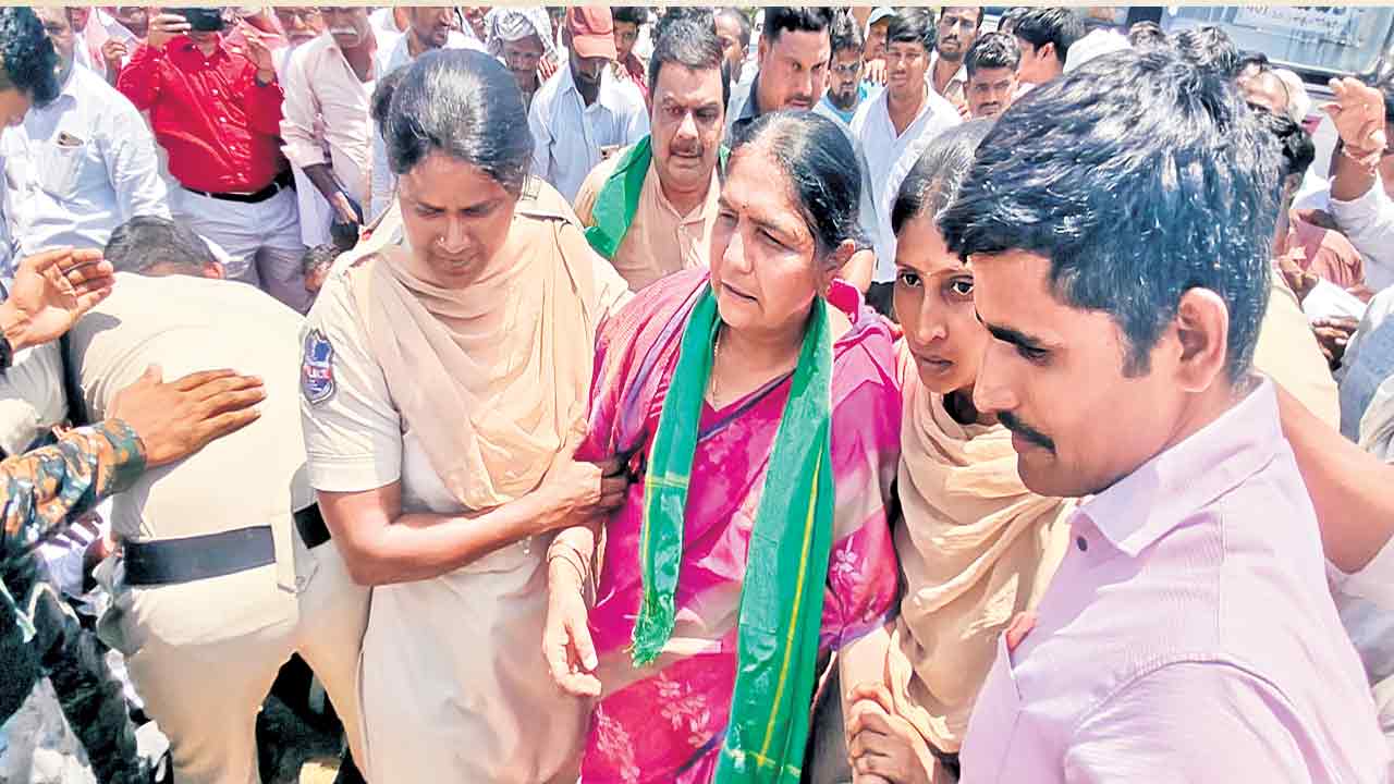 ధాన్యం కొనకుండా సర్కార్‌ డ్రామాలు