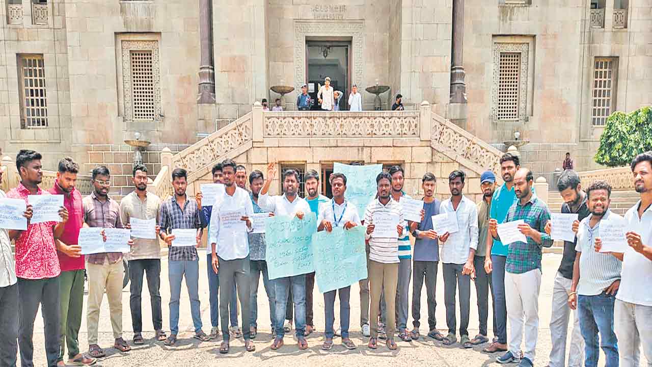 కదంతొక్కిన నిరుద్యోగులు..  చిక్కడపల్లిలో నిరుద్యోగుల మెరుపు ధర్నా