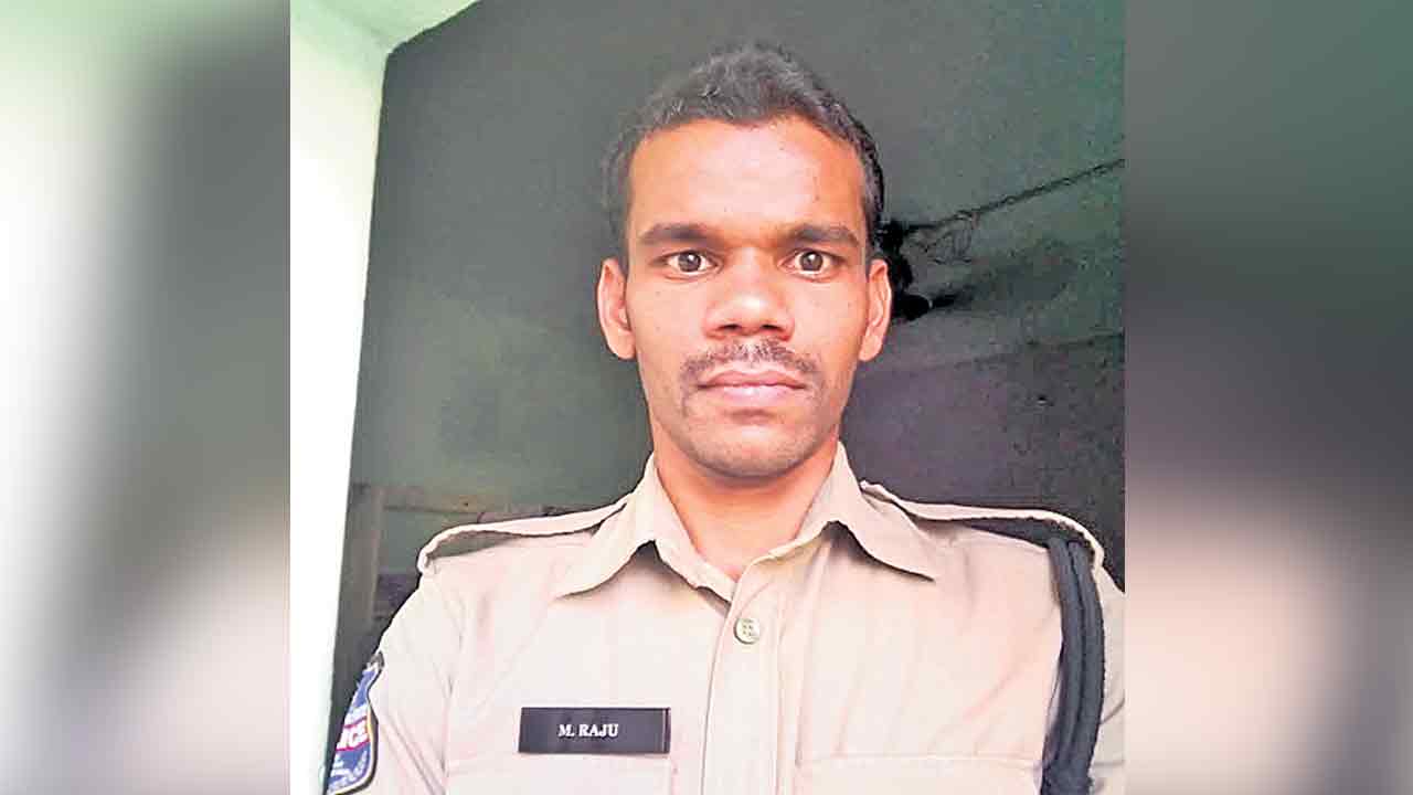 పిడుగుపడి ఏఆర్‌ కానిస్టేబుల్‌ మృతి