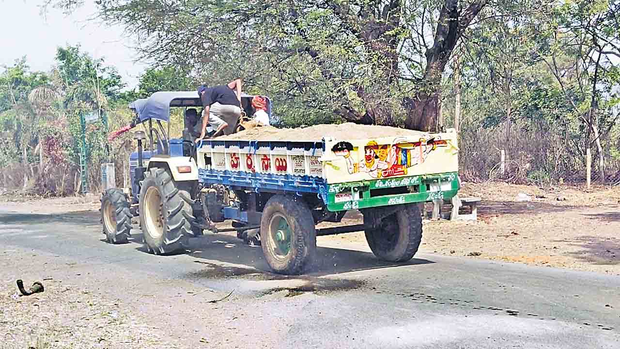 యథేచ్ఛగా ఇసుక అక్రమ రవాణా