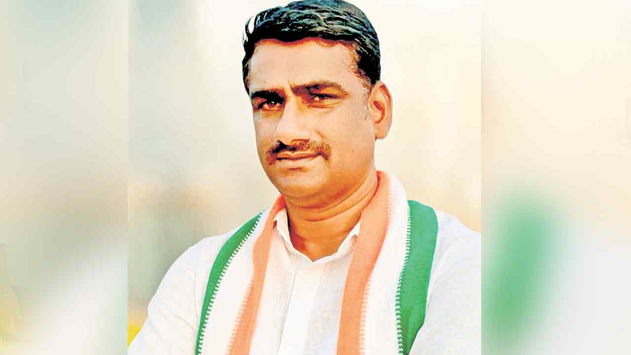 డబ్బు సంచులు మోస్తేనే పార్టీలో గుర్తింపు