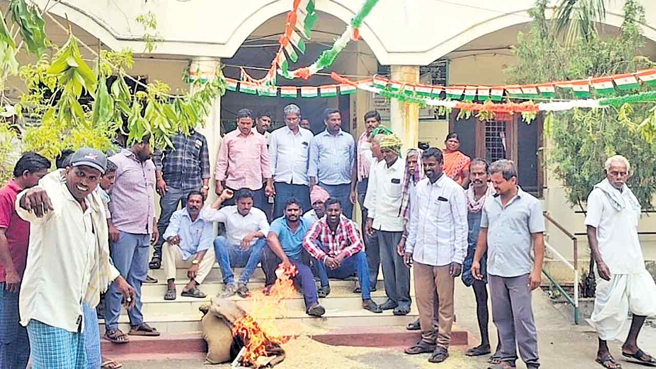 కాళ్లమీద పడ్డా కనికరించరా?