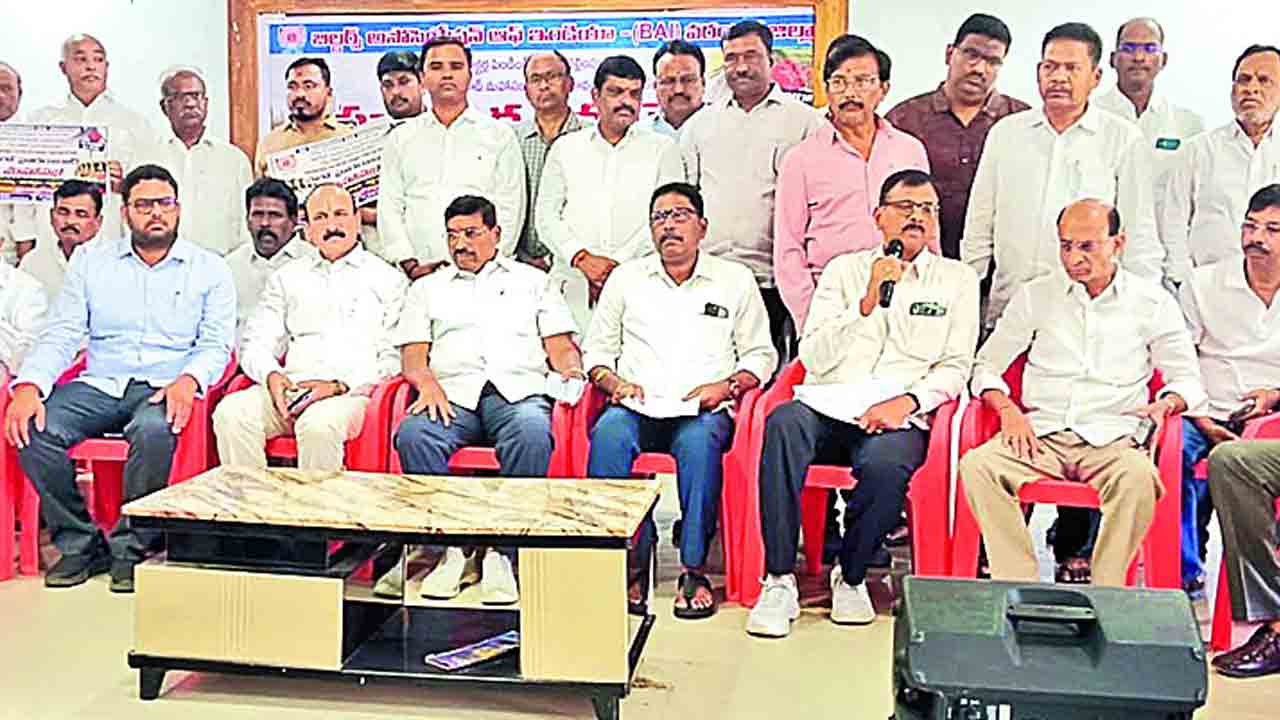పెండింగ్‌ బిల్లులు వెంటనే చెల్లించాలి
