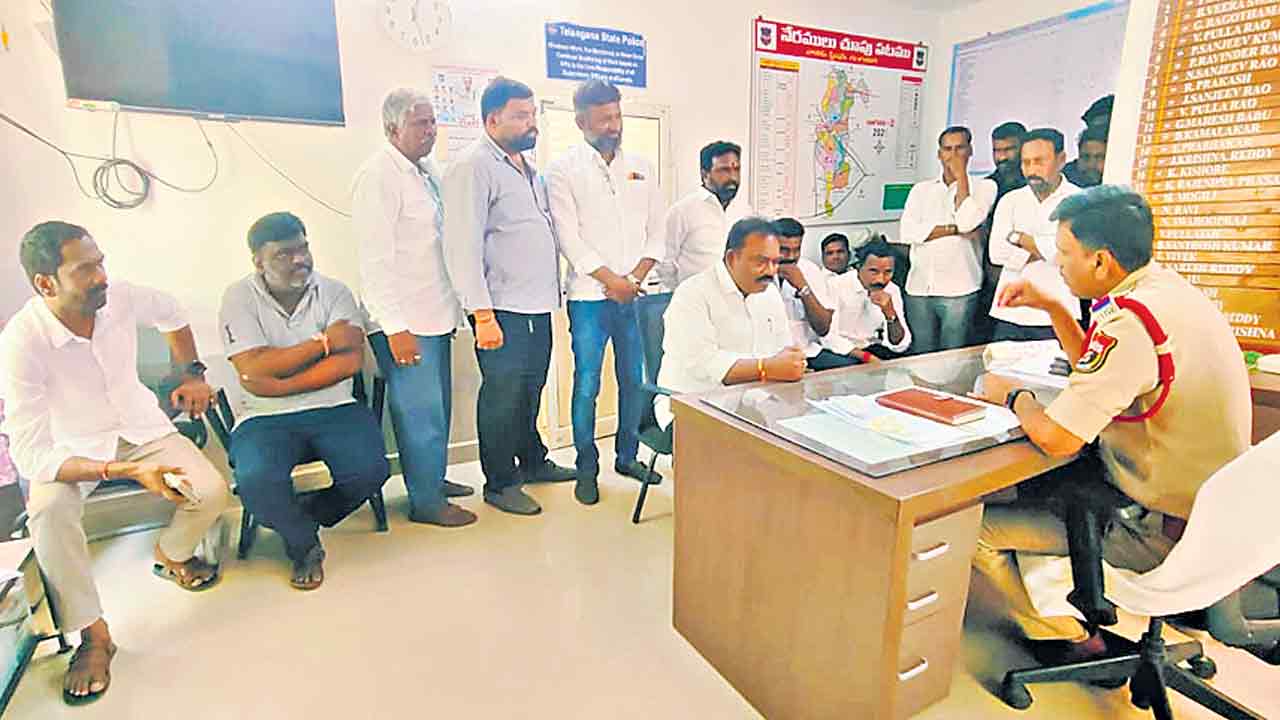 ధాన్యం కొనుమన్నందుకు..రైతులపై కేసు