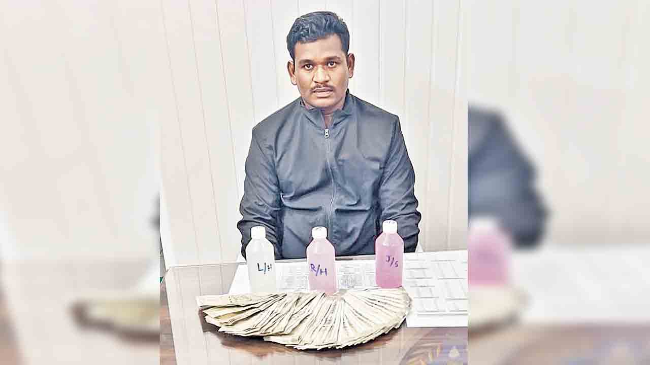 లంచం తీసుకుంటూ ఏసీబీకి చిక్కిన ఎస్సై