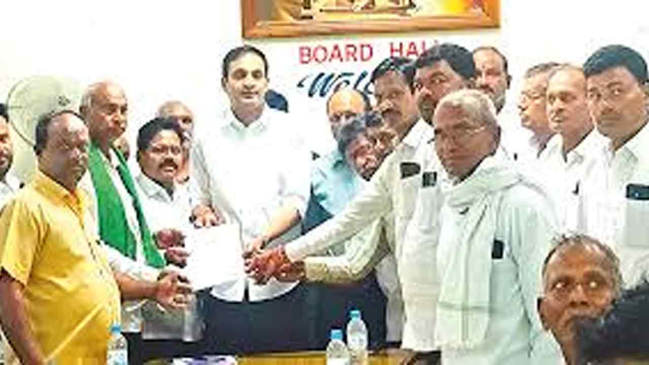 పాడి రైతులకు పెండింగ్‌ బిల్లులు చెల్లించాలి