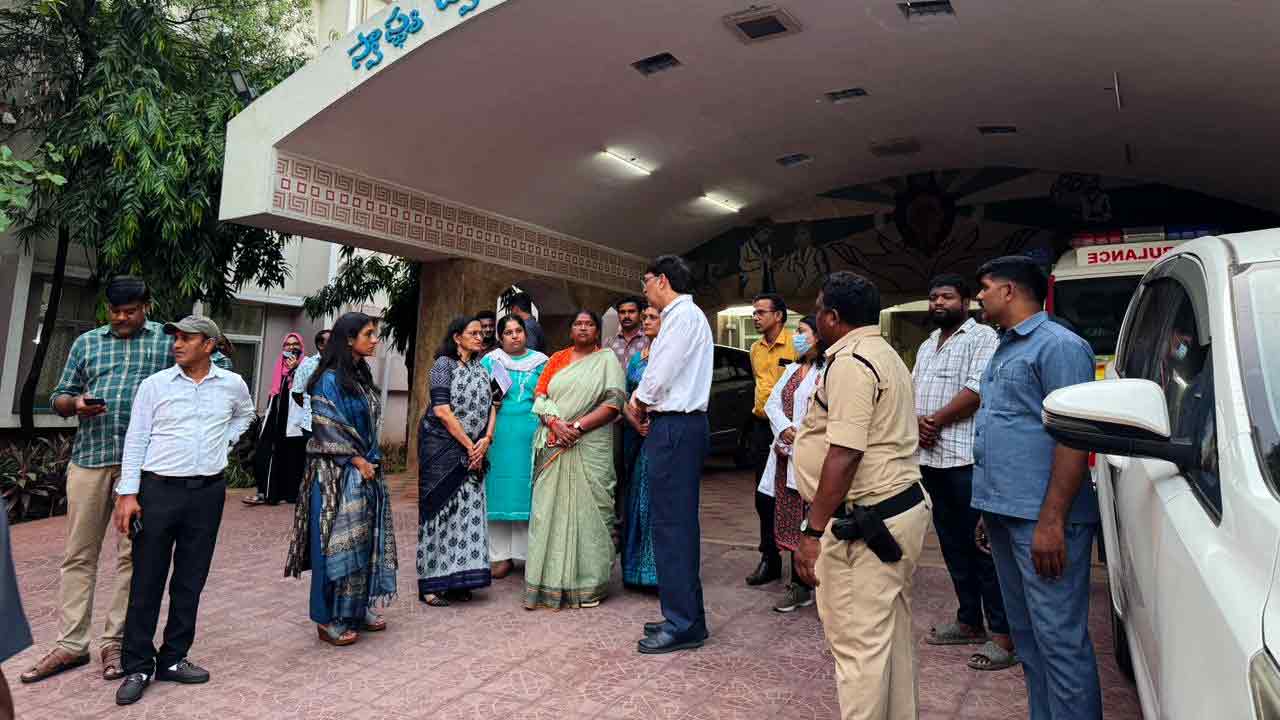 ఖమ్మం బాలికకు మంత్రుల పరామర్శ