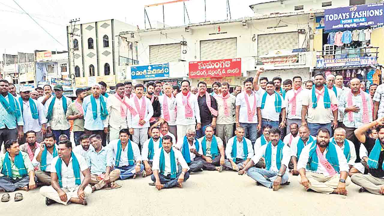 రైతులను ఇబ్బందులకు గురిచేస్తున్న ప్రభుత్వం