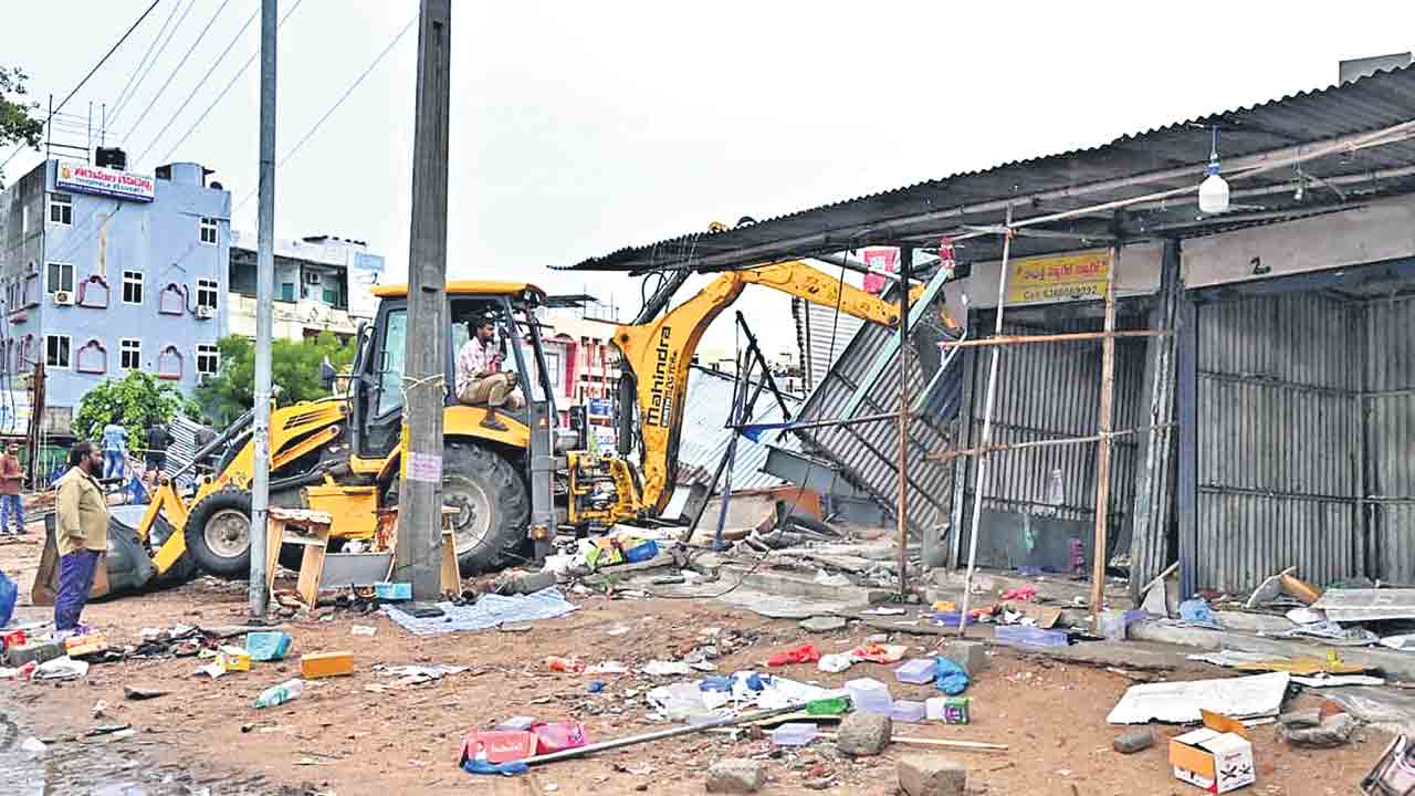 మంచిర్యాలలో చిరువ్యాపారుల షెడ్లు నేలమట్టం