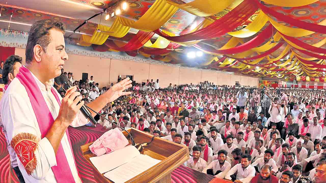 నలుదిక్కులా.. భూములు బుక్కుడే!
