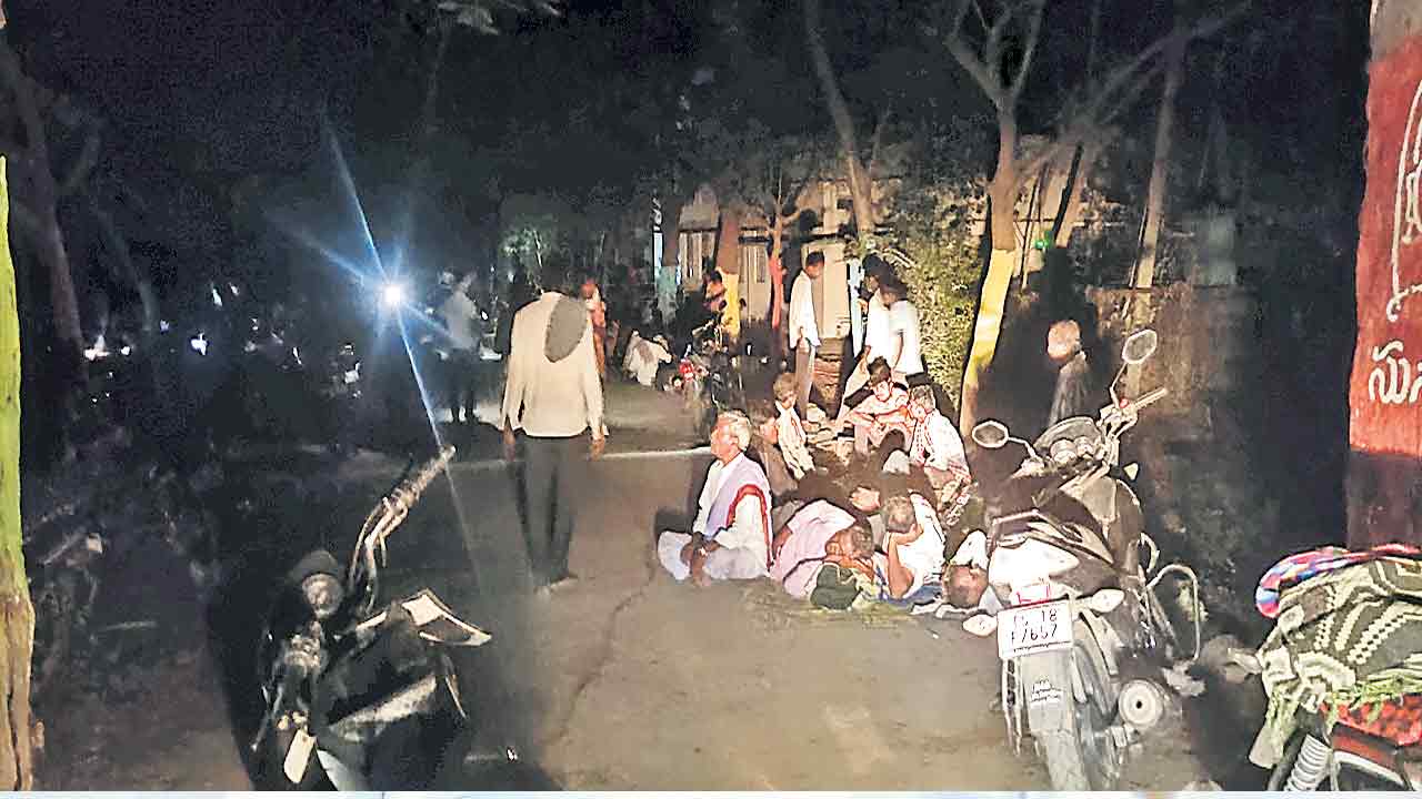 జొన్నల టోకెన్ల కోసం రాత్రి నుంచే బారులు