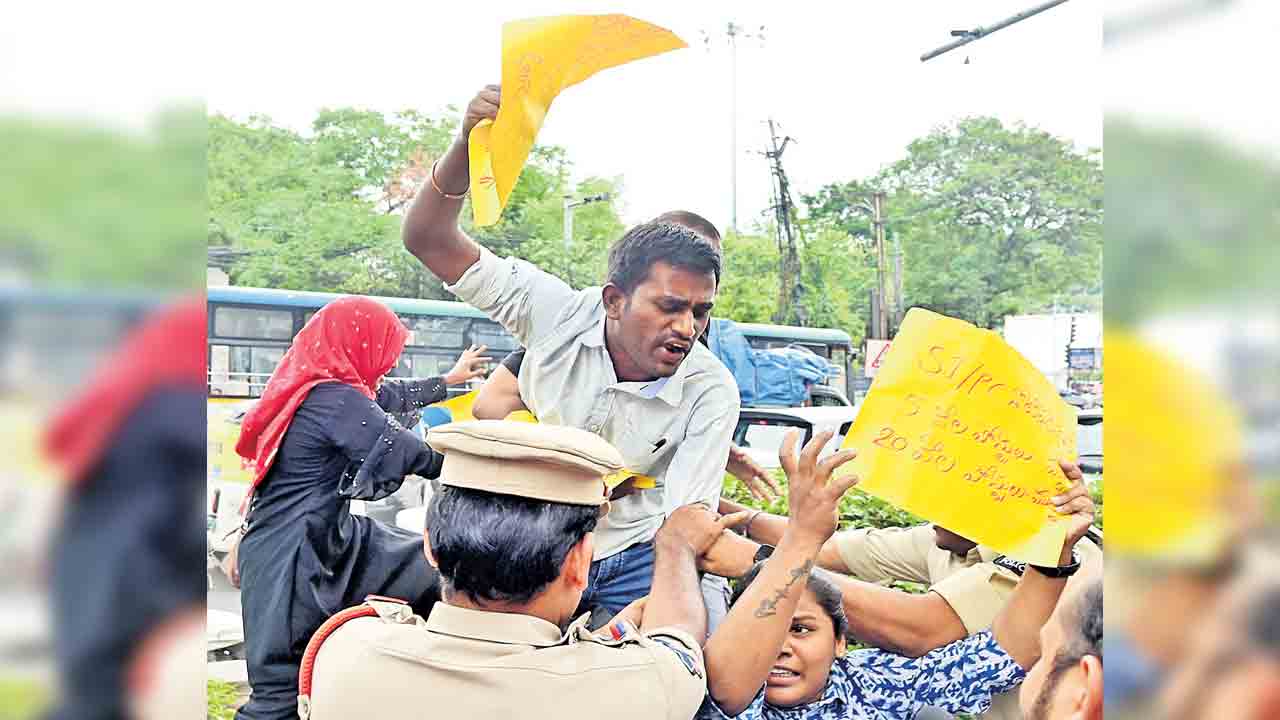 పోలీస్‌ రిక్రూట్‌మెంట్‌ బోర్డు ముట్టడి