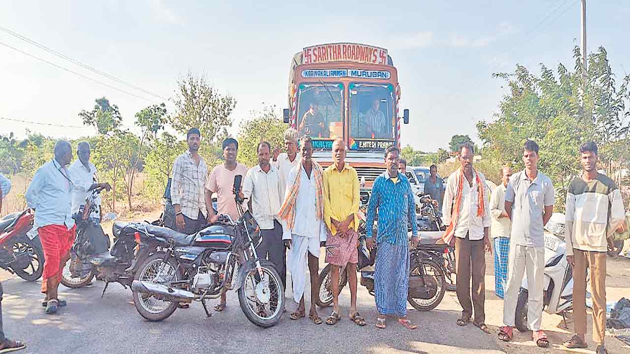 ధాన్యం కొనాలని వాసాలమర్రిలో రైతుల ధర్నా