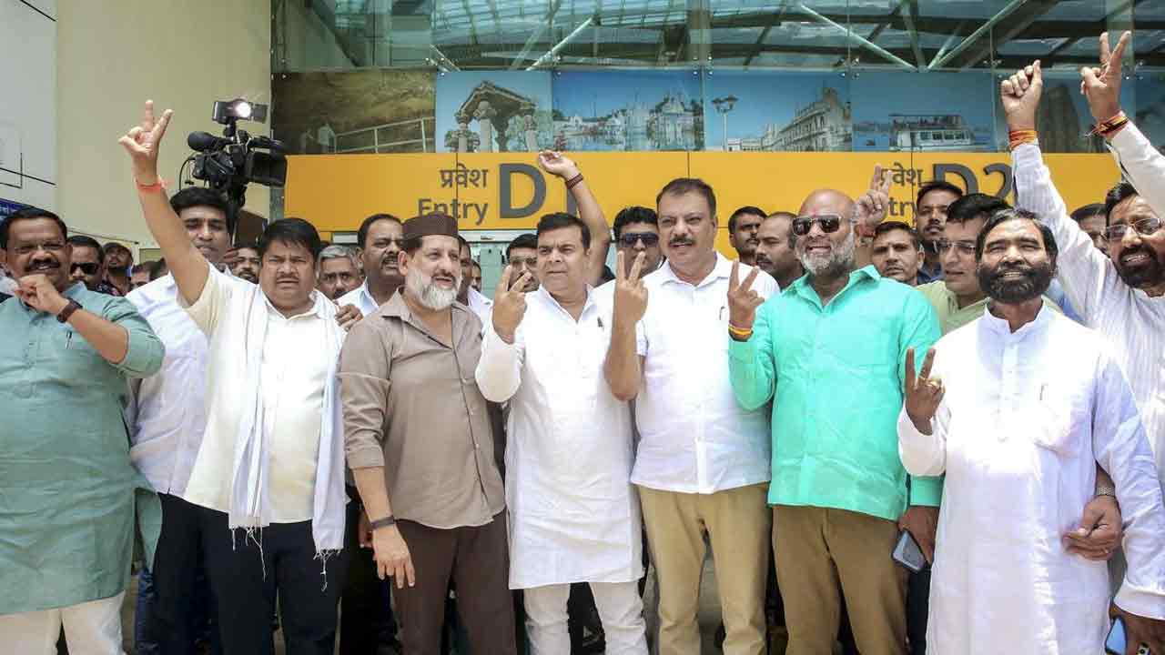 బెంగళూరుకు మధ్యప్రదేశ్‌ కాంగ్రెస్‌ ఎమ్మెల్యేలు