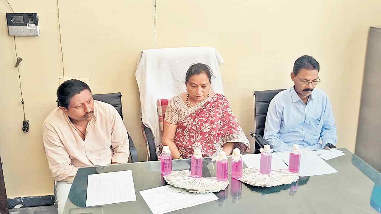 ప్రమోషన్‌ రోజే పట్టుబడ్డారు!