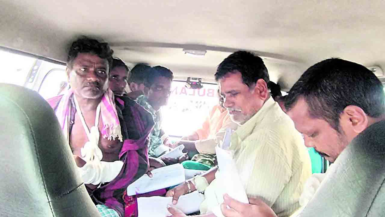 అంబులెన్స్‌లో అటూ.. ఇటూ!