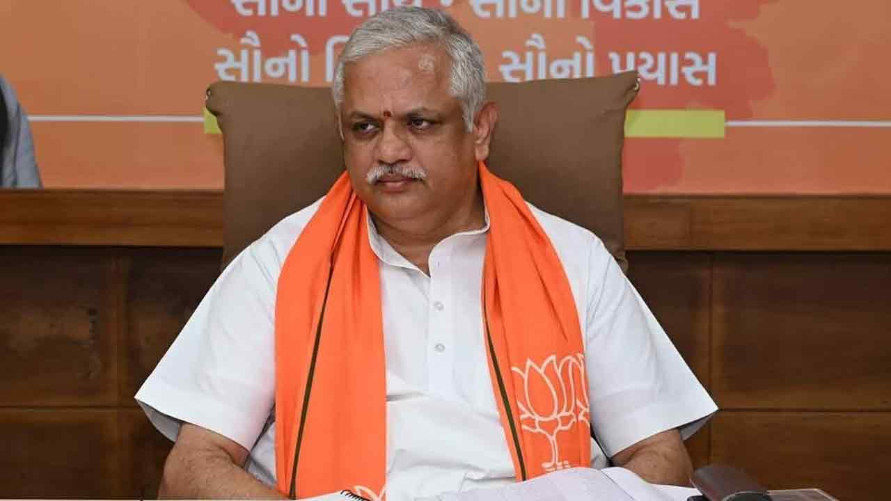 మీనాక్షీపై కేసును బయటపెట్టిన కాంగ్రెస్‌ కోవర్టు ఎవరు?