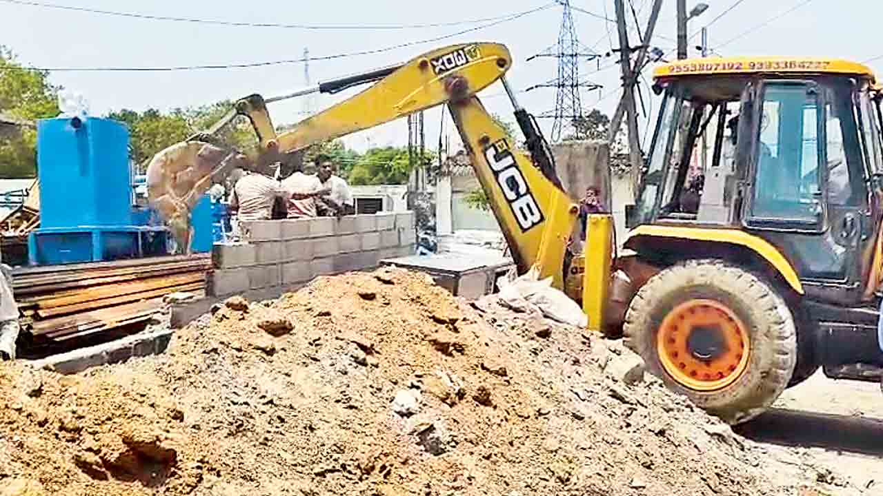 నెహ్రూనగర్‌లో తీవ్ర ఉద్రిక్తత మధ్య కూల్చివేతలు
