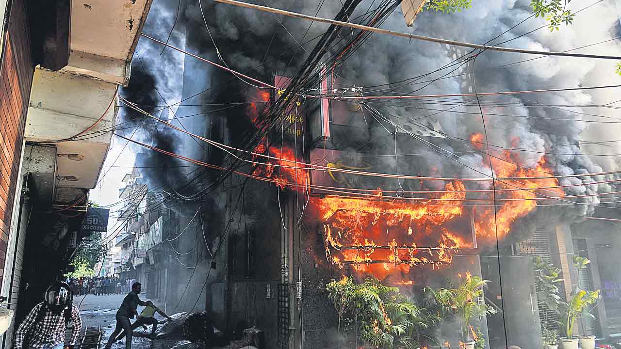 ఢిల్లీ హోటల్లో భారీ అగ్నిప్రమాదం