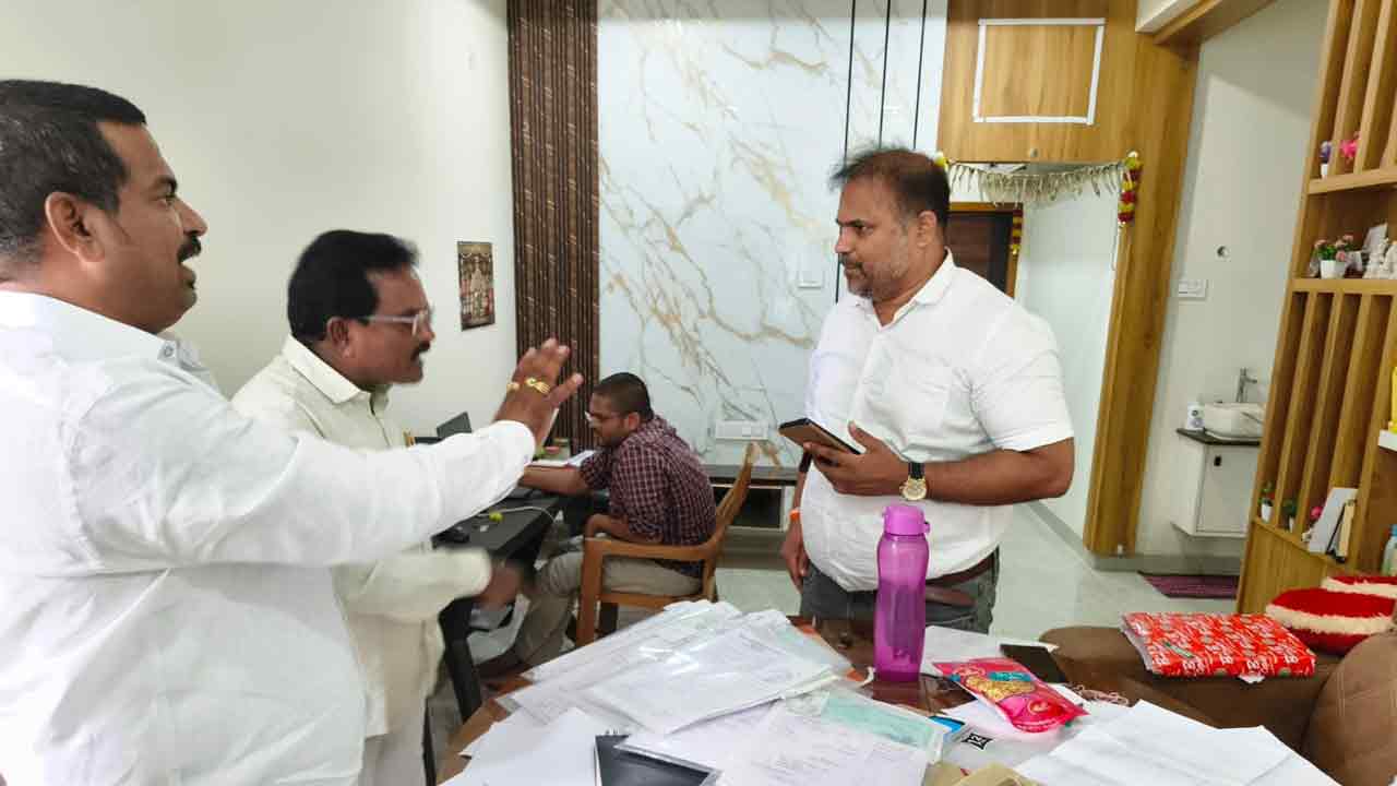 అధికార పార్టీకి తొత్తుగా కమిషనర్‌