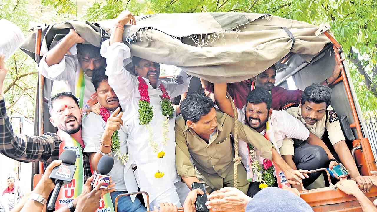 ఆర్టీసీ దీక్ష భగ్నం!
