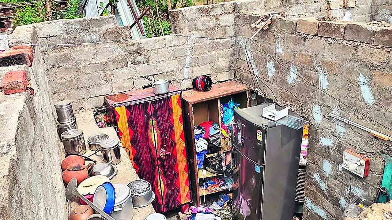 కూలిన ఇళ్లు.. ఎగిరిపోయిన రేకులు