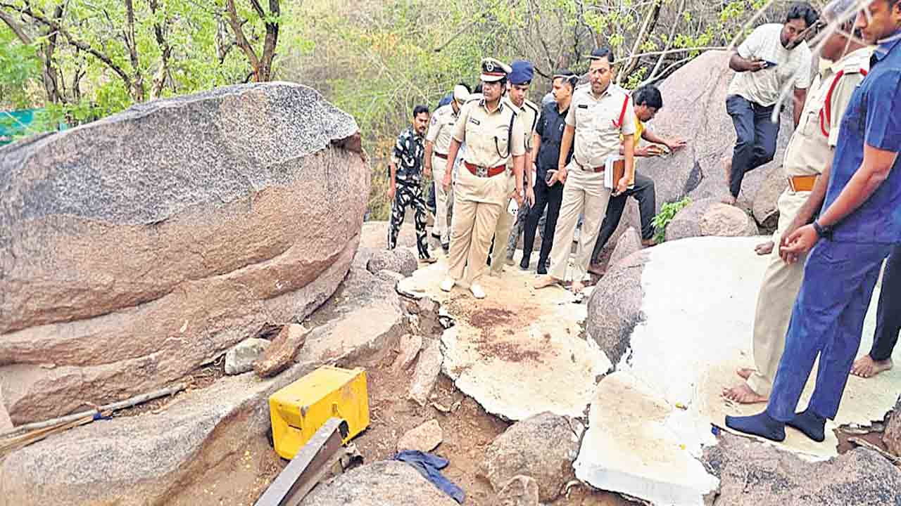 బాసర మహంకాళీ ఆలయంలో చోరీ