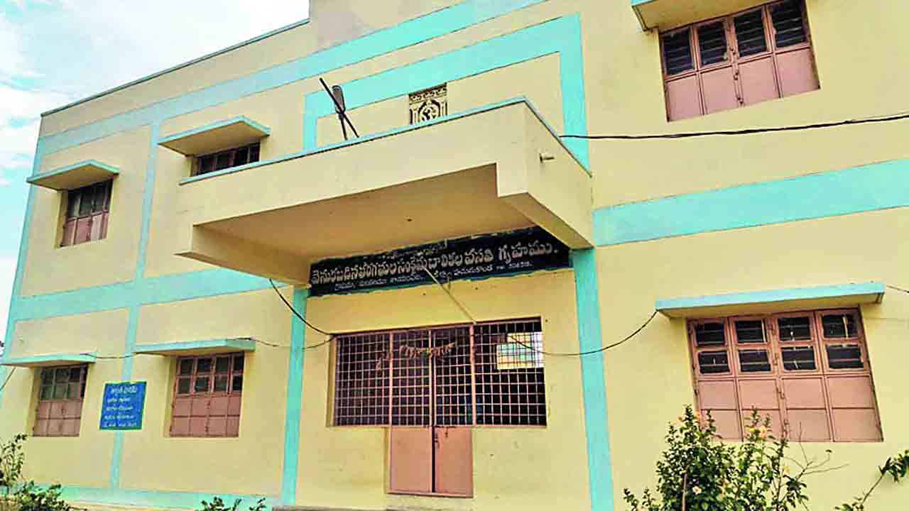 బీసీ బాలికల హాస్టల్‌ ఎత్తేశారు..