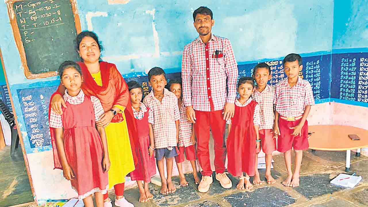 స్కూల్‌ యూనిఫామ్‌లో ఉపాధ్యాయుడు