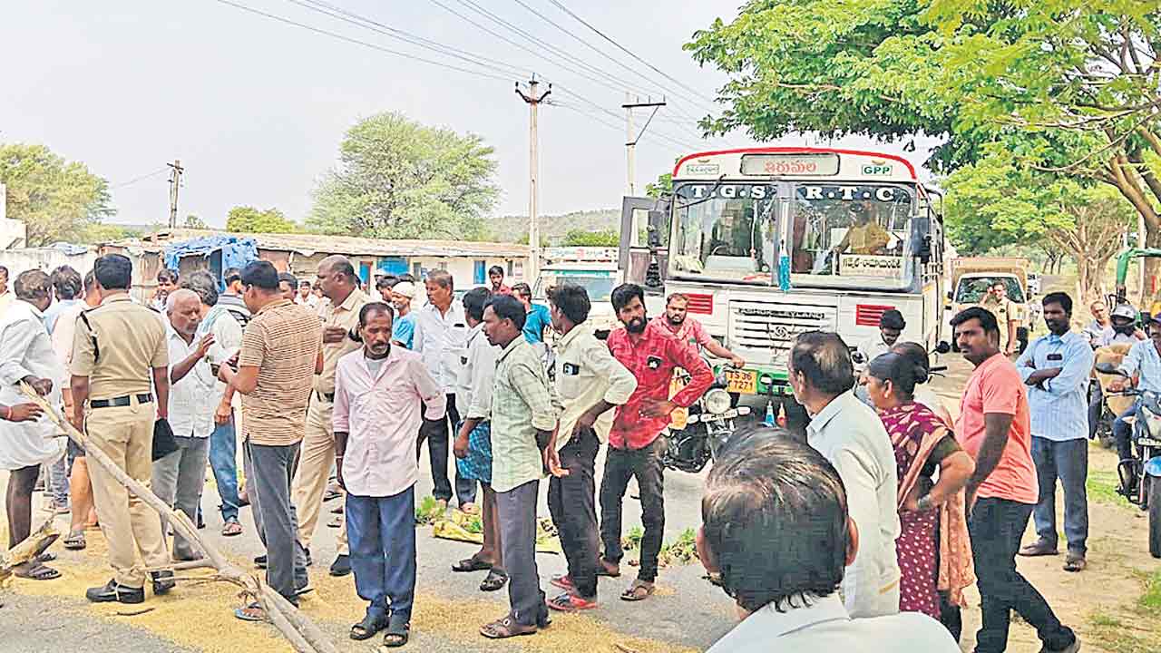 ధాన్యం కొనాలని రోడ్డెక్కిన అన్నదాతలు