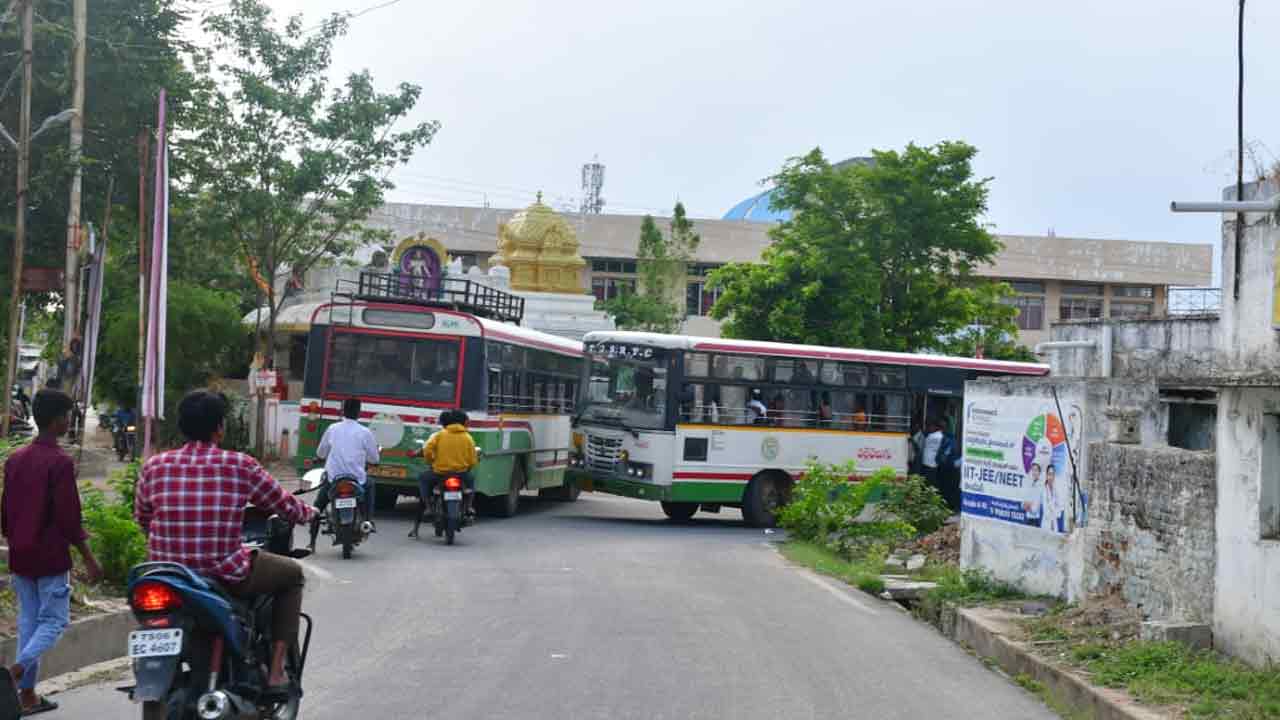 రోడ్ల విస్తరణకు  వీడని గ్రహణం