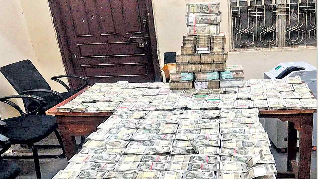 2 కిలోల బంగారం.. కోటిన్నర నగదు!