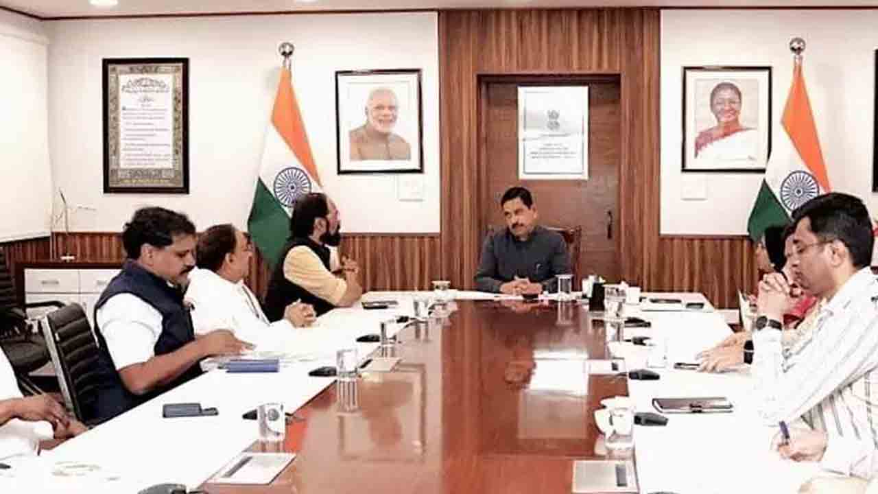 కేంద్ర మంత్రులతో తుమ్మల, ఉత్తమ్‌ భేటీ