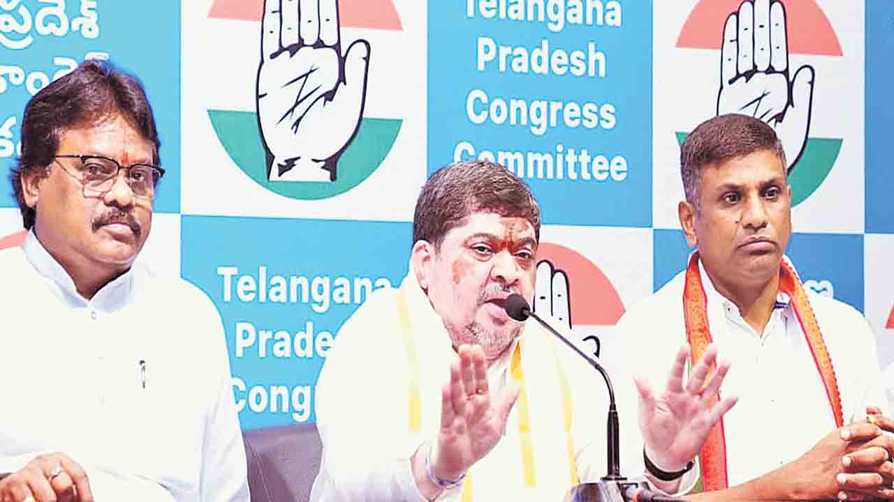 యూరియా ఇవ్వకపోతే.. బీజేపీ నేతల ఇండ్ల ముందు బైఠాయిస్తం