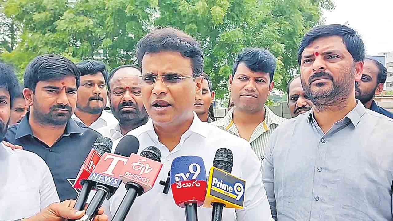 కేసీఆర్‌ను విమర్శించే స్థాయి నీకు లేదు