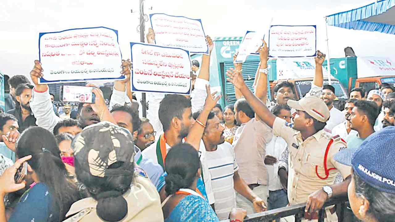 రేవంత్‌కు రియల్టర్ల నిరసన సెగ