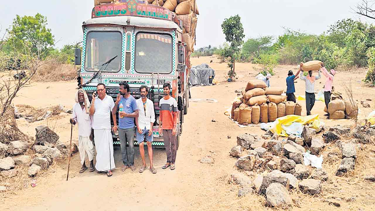 బేరగాళ్ల వడ్లే కాంటా పెడుతున్నరు