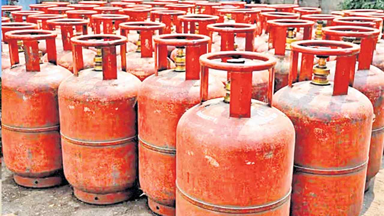 నాలుగు సిలిండర్లకే సబ్సిడీగ్యాస్‌