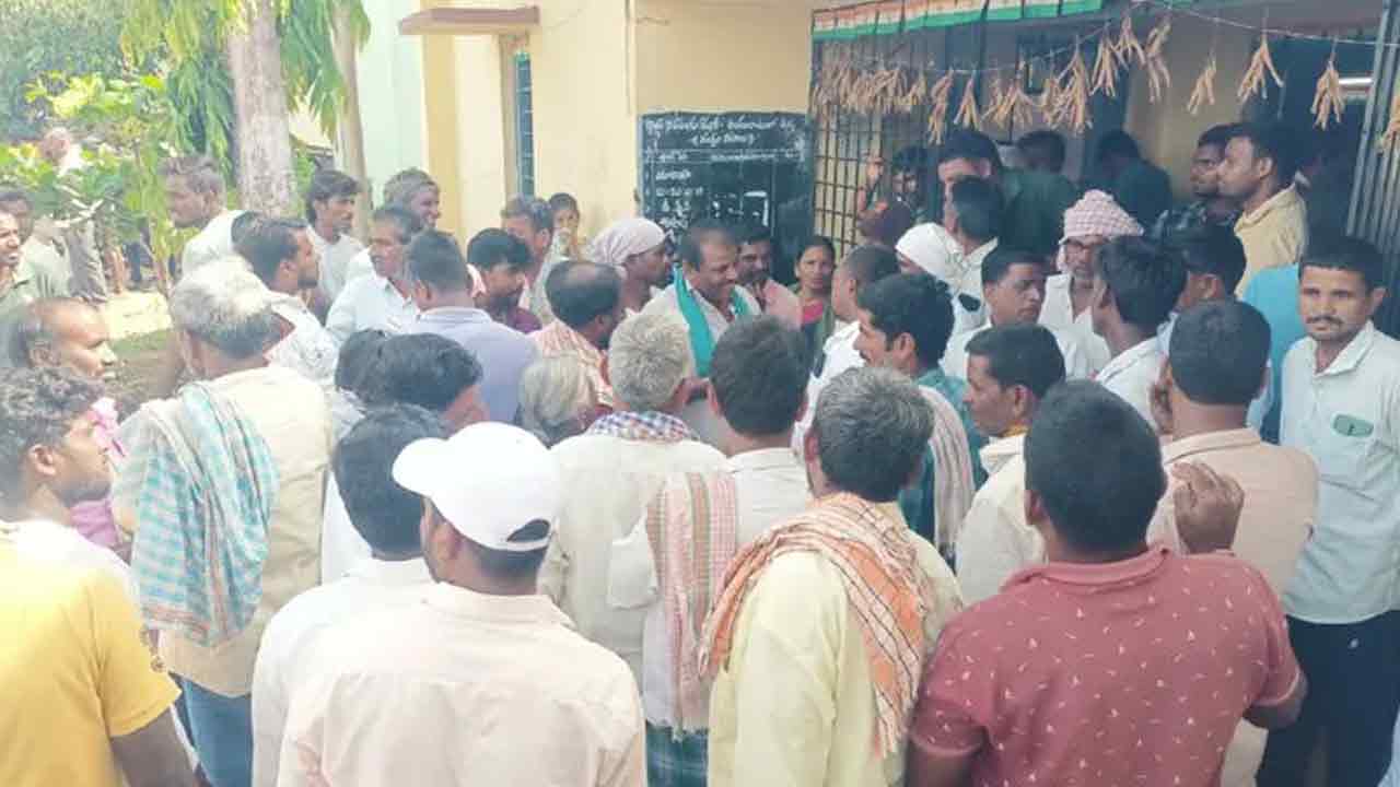 నిమిషాల్లోనే యూరియా ఖతం!