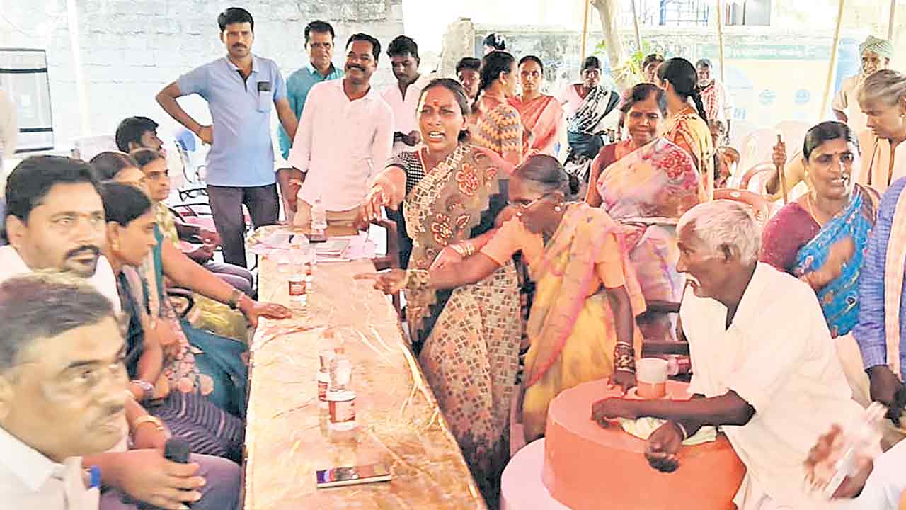 ‘ఇందిరమ్మ’లో అవకతవకలపై ఆగ్రహం