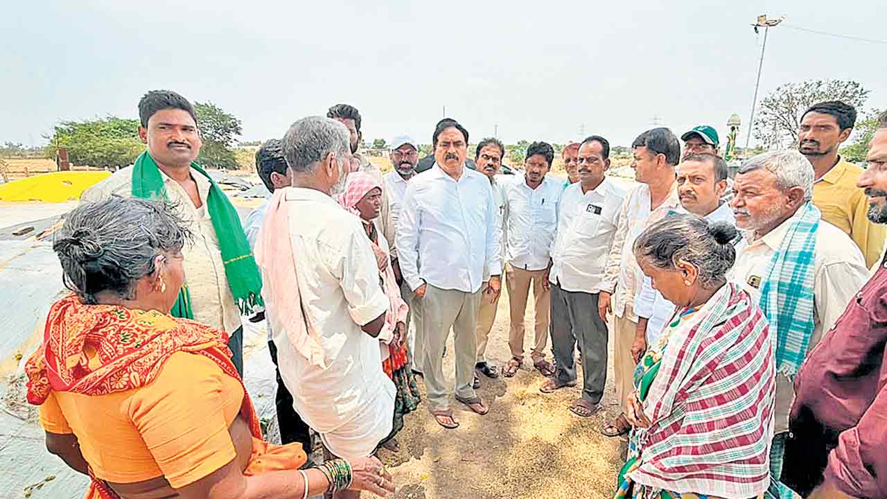 వడ్లు కొంటలేరని రైతుల కంటతడి