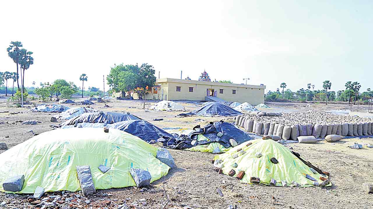 మబ్బు పడితే చాలు.. రైతుల వెన్నులో వణుకు