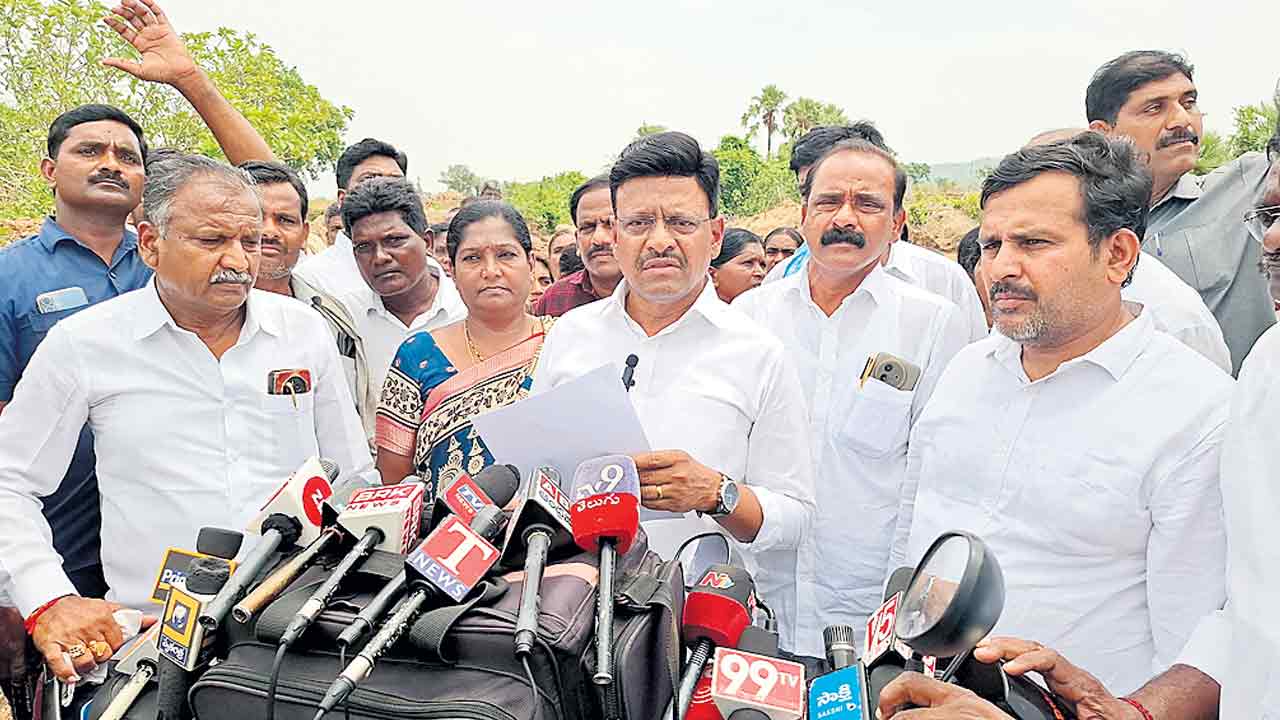 అధికారులను బెదిరించి పనులు ఆపేస్తారా?