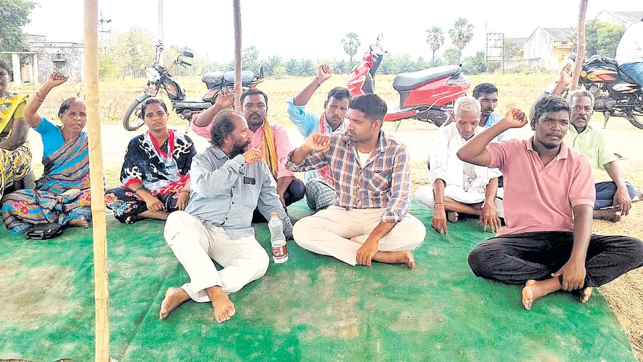 నష్టపరిహారం చెల్లించండి