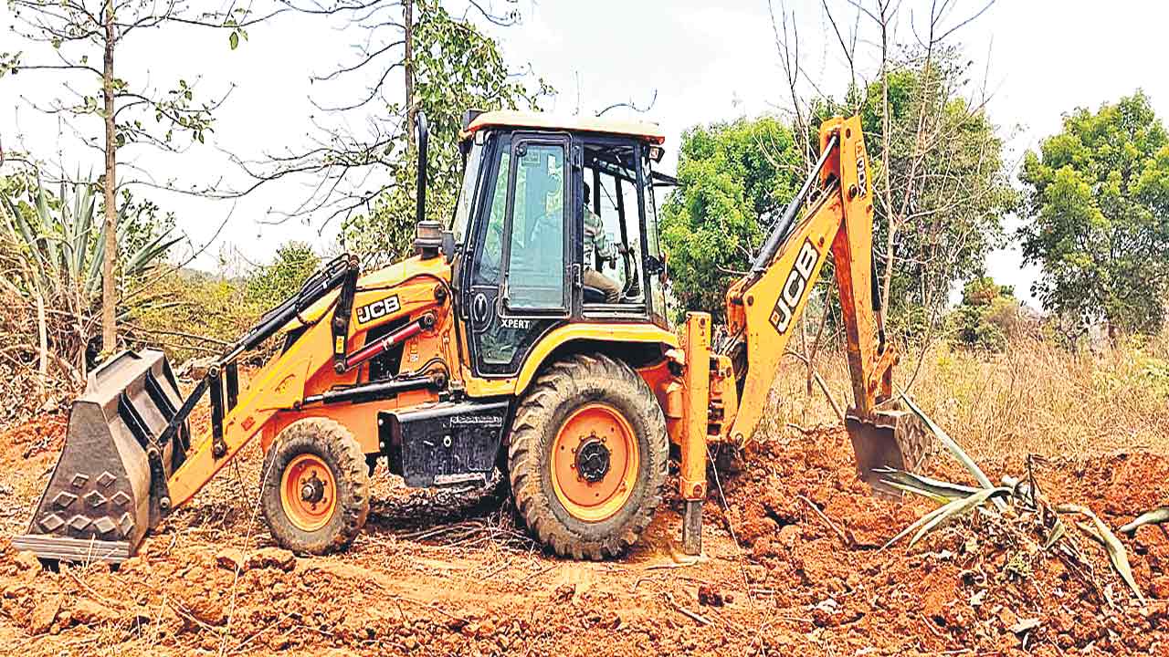 కాంగ్రెస్‌ సర్పంచ్‌ దౌర్జన్యం!