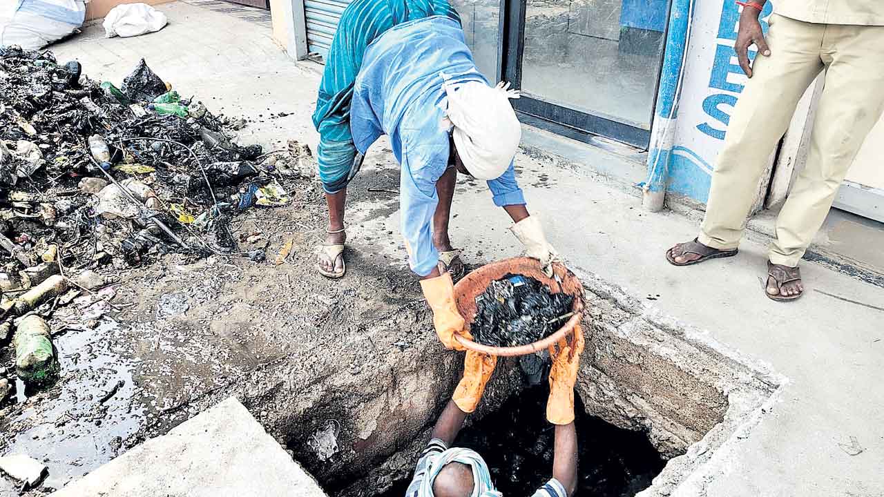 డ్రైనేజీల్లో ప్లాస్టిక్‌ భూతం