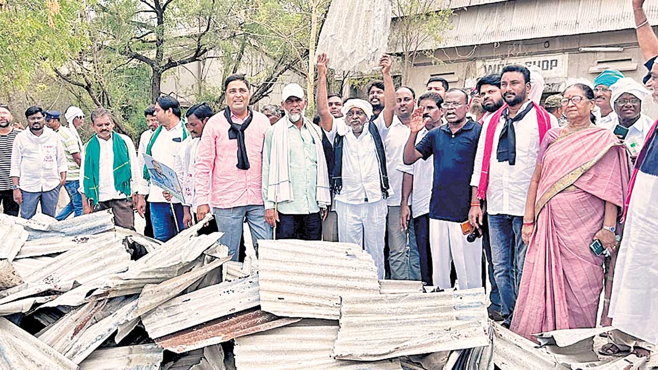 సీసీఐ భూముల అమ్మకాన్ని అడ్డుకుంటం